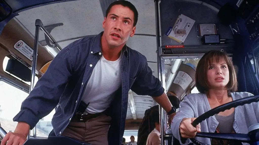 Hız Tuzağı filminden Keanu Reeves ve Sandra Bullock'un otobüsteki gergin anları gösteren bir sahne.