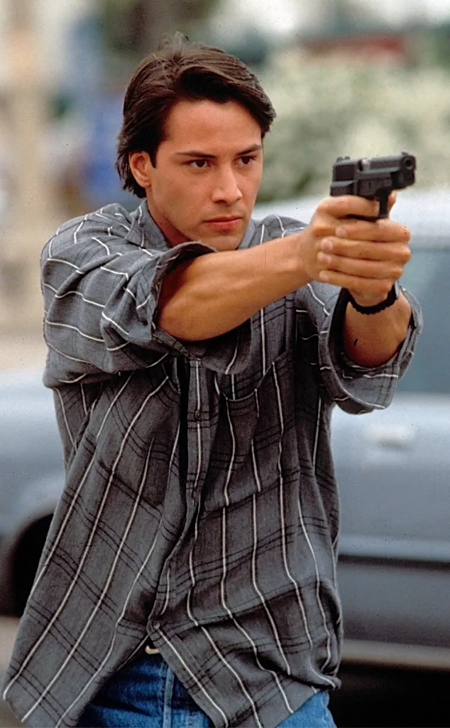 1991 yapımı Kırılma Noktası filminden Johnny Utah'ı canlandıran Keanu Reeves'in aksiyon dolu bir görseli.
