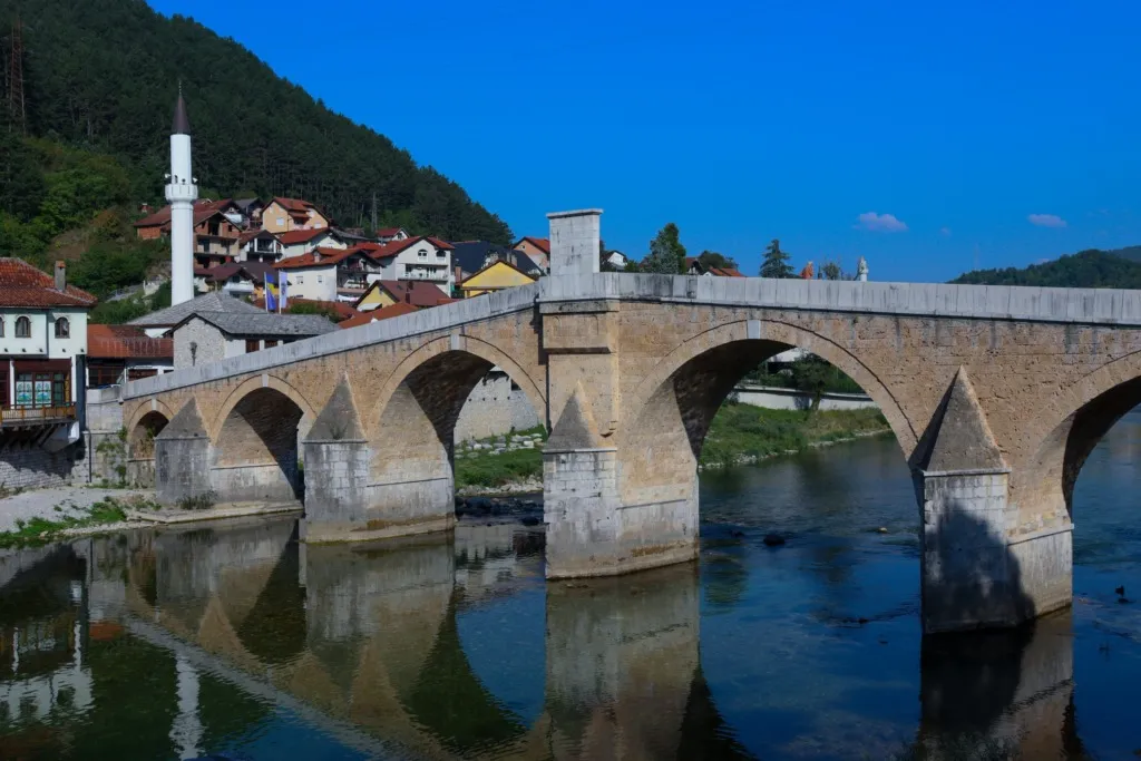 Kosova Prizren’deki tarihi taş köprü ve çevresindeki Osmanlı mimarisi – vizesiz Balkan rotası