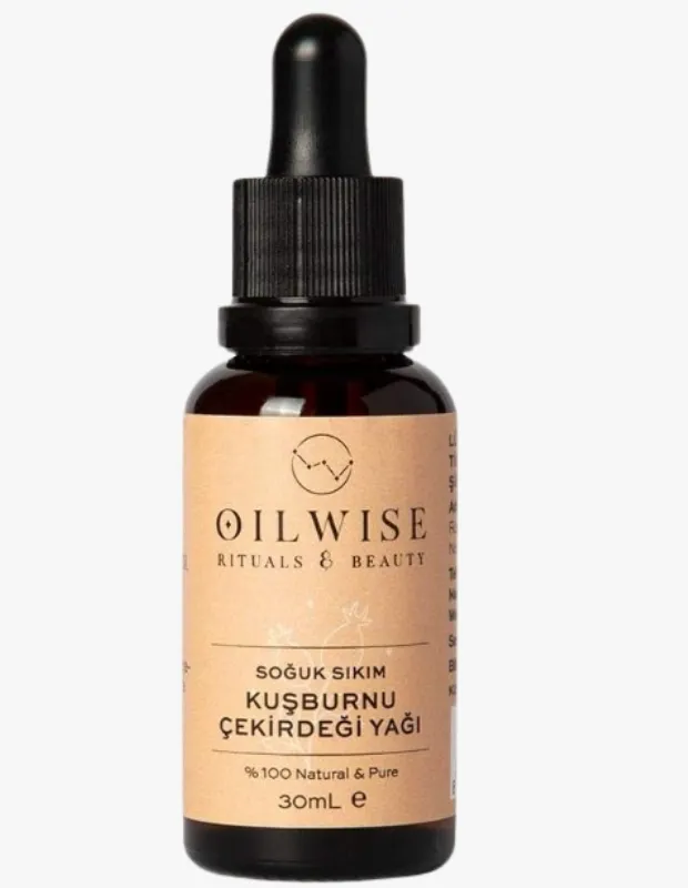 Marka Adı: Oilwise
Ürün Adı: Oilwise Kuşburnu Çekirdeği Yağı
Ürün Cinsiyeti: Unisex
Ürün Tipi: Bitkisel Yağ
Ürün Sezonsallığı: Tüm Sezon
Ürün Çeşidi: Sabit Yağ
Ürün Özellikleri: Bu ürün, 30 ml'lik koyu renk cam şişede damlalıklı olarak sunulan, soğuk sıkım yöntemiyle elde edilmiş %100 doğal ve saf Oilwise Kuşburnu Çekirdeği Yağıdır. Doğal A vitamini (retinoid kaynakları) ve esansiyel yağ asitleri açısından zengin, rafine bir formüldür. Cilt yenilenmesini ve hücresel onarımı hızlandırırken, düşük komedojenik skoru sayesinde akneye eğilimli ciltlerde bile gözenekleri tıkamadan leke karşıtı güvenli bir gece bakımı sunar.
Öne Çıkan Detaylar:
- Soğuk sıkım ve %100 doğal saf formül
- Yüksek oranda doğal A vitamini ve esansiyel yağ asitleri içerir
- Cilt yenilenmesini hızlandırır ve leke karşıtı gece bakımı sağlar
Kimler Kullanıyor?: Cilt bariyerini doğal yollarla desteklemek, hücre yenilenmesini teşvik etmek ve leke görünümünü azaltmak isteyen herkes bu ürünü tercih edebilir. Özellikle olgun, lekeye meyilli veya akneye eğilimli cilt tipleri için gözenekleri tıkamadan nazik bir bakım sunar. Doğal ve saf içeriklerle bütünsel bir güzellik rutini arayışında olan, cilt sağlığını önemseyen bireylerin günlük bakımına kolayca entegre edebileceği bir üründür.