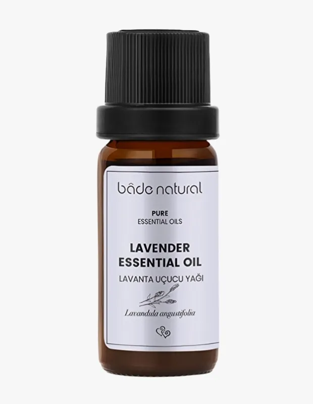 Marka Adı: Bade Natural
Ürün Adı: Bade Natural %100 Saf Lavanta Uçucu Yağı
Ürün Cinsiyeti: Belirtilmemiş
Ürün Tipi: Uçucu Yağ
Ürün Sezonsallığı: Yaz
Ürün Çeşidi: Lavanta Uçucu Yağı
Ürün Özellikleri: Bade Natural %100 Saf Lavanta Uçucu Yağı, Lavandula angustifolia (gerçek lavanta) bitkisinden saf distilasyon yöntemiyle elde edilmiş, sentetik esans içermeyen, yüksek kalitede bir aromaterapi ürünüdür. İçeriğini ışık etkilerinden korumak amacıyla amber renkli, siyah vidalı kapaklı küçük bir cam şişede sunulmaktadır. Doğal yapısıyla cilt ve zihin dengesini destekleyerek rahatlatıcı ve yatıştırıcı bir etki sunar.
Öne Çıkan Detaylar:
- %100 saf ve doğal lavanta uçucu yağıdır.
- Lavandula angustifolia botanik türünden elde edilmiştir.
- Uyku kalitesini artırmaya ve zihni yatıştırmaya yardımcı olur.
Kimler Kullanıyor?: Doğal ve bütünsel yaklaşımlarla yaşam kalitesini artırmak isteyenler, aromaterapinin rahatlatıcı gücünden faydalanmayı tercih edenler, stres yönetimi ve uyku düzeni için doğal çözümler arayanlar bu ürünü günlük rutinlerine dahil edebilirler. Cilt ve zihin sağlığını destekleyen saf bitkisel özler arayışında olan herkes için idealdir.