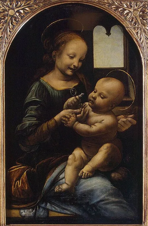 Kemerli, yaldızlı çerçeve içindeki bu ünlü Leonardo da Vinci tablosu, Madonna Benois, başlarında ince halelerle, Madonna'nın gülümseyerek kucağındaki bebeğe küçük bir çiçek uzatırken, bebeğin şefkatle çiçeğe uzandığı anı canlı bir şekilde betimliyor.