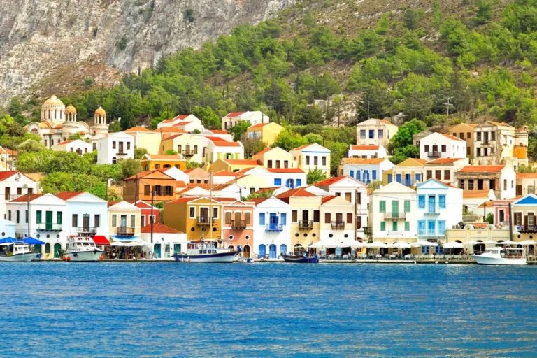 Meis Adası Gezilecek Yerler: Kaş’tan 20 Dakikada Ulaşabileceğiniz Renkli Yunan Adası