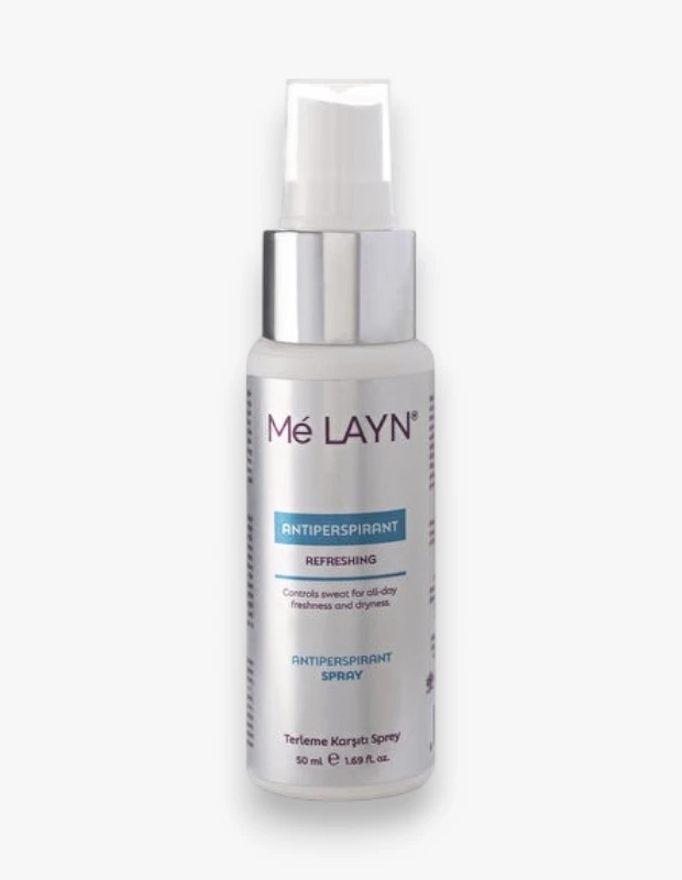 Parlak beyaz ve metalik gümüş detaylara sahip 50 ml'lik Mé LAYN terleme karşıtı sprey, mor logolu ve mavi etiketli şişesiyle gün boyu ferahlık ve kuruluk sağlama hedefiyle terlemeyi kontrol etmeye yardımcı olan antiperspirant bir üründür.