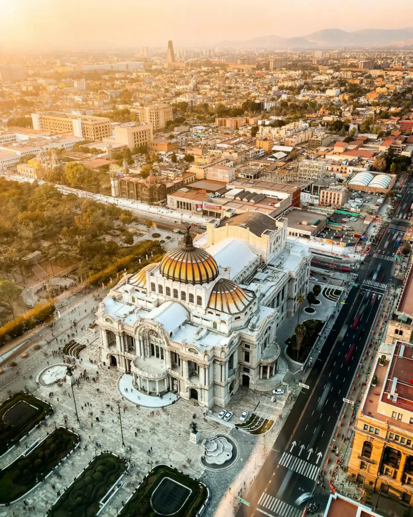Meksika’nın başkenti Mexico City’de yer alan Palacio de Bellas Artes’in gün batımındaki etkileyici manzarası.