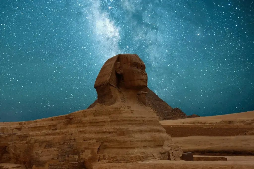 Giza’daki Büyük Sfenks ve piramitler altında yıldızlı gece – Mısır’da antik uygarlık ve kültürel keşif