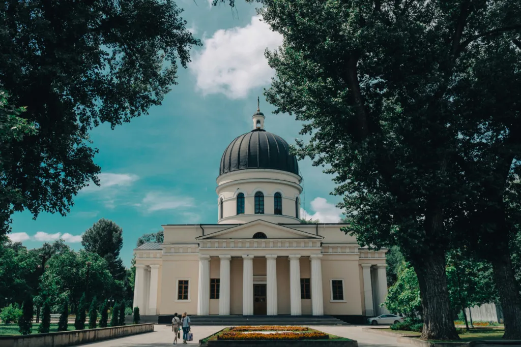 Moldova Kişinev’deki Nativity Katedrali – vizesiz Avrupa seyahatinde görülmesi gereken yerler