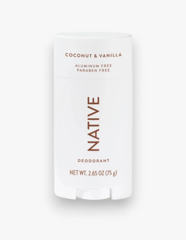 Beyaz renkli Native marka çubuk deodorant, üzerinde büyük kahverengi harflerle Native yazısı ve üst kısımda Hindistan Cevizi & Vanilya aroması belirtilerek alüminyum içermeyen ve paraben içermeyen formülü vurgulanıyor.