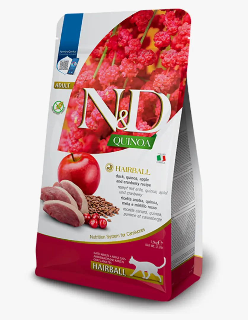 Beyaz, kırmızı ve yeşil renklerdeki N&D Quinoa Hairball yetişkin ördekli kedi maması paketinde, tüylü dostlarımızın tüy yumağı problemlerine yönelik formülün içeriğini temsil eden ördek eti dilimleri, elma, yaban mersini ve kinoa taneleri net bir şekilde görülmektedir.