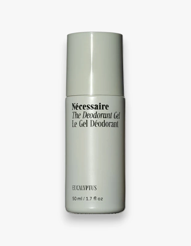 Nécessaire markasına ait, açık gri-yeşil tonlarında silindirik şişesi ve uyumlu kapağı olan, üzerinde The Deodorant Gel ve EUCALYPTUS yazan 50 ml'lik ürün, açık gri bir zeminde dikey olarak sergileniyor.