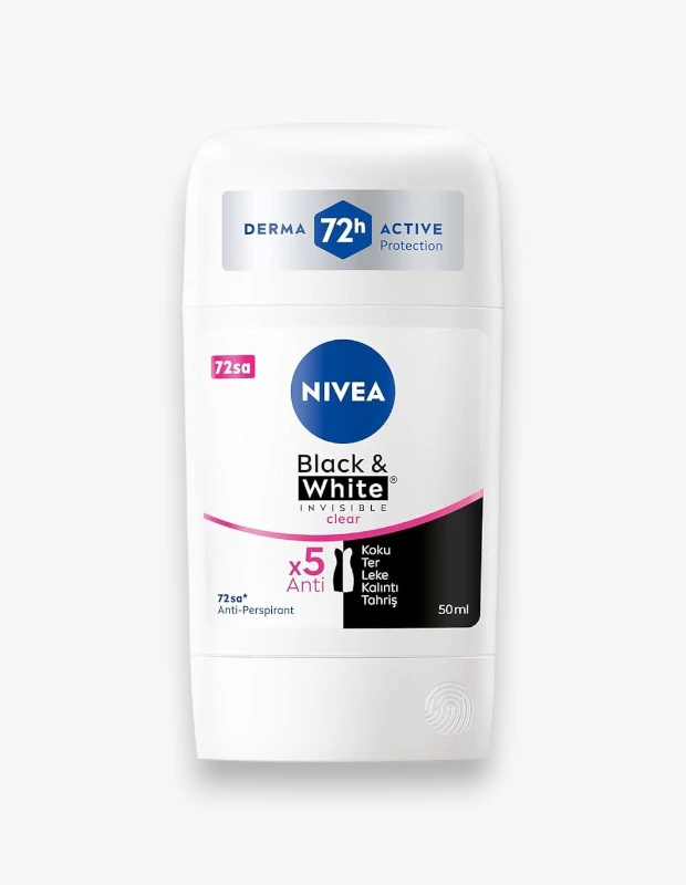 Dikey konumda, açık gri bir arka plan üzerinde duran, mavi Nivea logosu, Black & White Invisible Clear ibaresi ve pembe detaylarla süslenmiş, 72 saat aktif koruma sağlayan beyaz Nivea Black & White ipeksi pürüzsüzlük stick deodorant, koku, ter, leke, kalıntı ve tahrişe karşı etkili çözümler sunarken giysilerde iz bırakmayan yapısıyla öne çıkıyor.