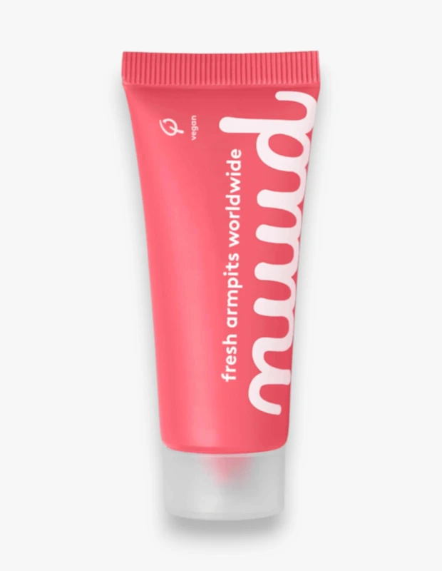 Bu mercan pembe renkli nuud doğal deodorant tüpü, üzerinde beyaz harflerle dikey yazılmış büyük nuud logosu, fresh armpits worldwide sloganı ve vegan sembolüyle, şeffaf kapaklı sade bir tasarıma sahip.