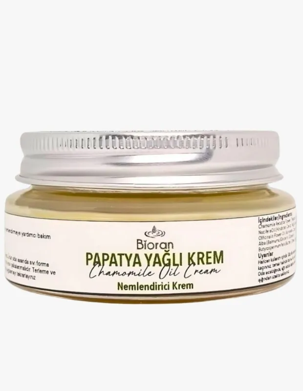 Marka Adı: Bioran
Ürün Adı: Bioran Papatya Yağlı Krem
Ürün Cinsiyeti: Belirtilmemiş
Ürün Tipi: Nemlendirici Krem
Ürün Sezonsallığı: Yazlık
Ürün Çeşidi: Papatya Yağlı Bakım Kremi
Ürün Özellikleri: Güneş, tuzlu deniz suyu ve klorlu havuz gibi çevresel faktörler nedeniyle kuruyan ve bariyer hasarı yaşayan ciltler için özel olarak geliştirilmiş, %100 doğal içerikli bir bakım kremidir. Tıbbi papatyanın yüksek anti-inflamatuar gücü sayesinde ciltteki akut hassasiyeti ve pullanmayı anında yatıştırırken, zeytinyağı ve shea yağı gibi besleyici bileşenlerle epidermise derinlemesine nem pompalayarak cildin onarımına destek olur. Hassas ciltler için uygun olup cildi yatıştırıcı ve nemlendirici özelliklere sahiptir.
Öne Çıkan Detaylar:
- Güneş, deniz ve havuz sonrası cilt bariyeri hasarını onarıcı etki
- Tıbbi papatya ile akut hassasiyet ve pullanmayı yatıştırır
- Zeytinyağı ve shea yağı içeren doğal formülle yoğun nem desteği
Kimler Kullanıyor?: Doğal içeriklerle cilt sağlığını korumayı ve onarmayı önemseyen, özellikle yaz aylarında güneş, deniz suyu ve klorlu havuz gibi dış etkenlere maruz kalmış cildini yatıştırmak ve nemlendirmek isteyen kişiler için idealdir. Kimyasal içeriklerden kaçınarak bütünsel bir bakım yaklaşımını benimseyen ve cildinin doğal dengesini desteklemeyi tercih eden herkesin günlük rutininde yer bulabilir.
