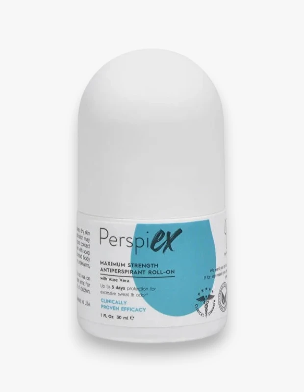 Açık renkli sade bir zemin üzerinde dikey konumlandırılmış, mavi etiketli, üst kısmı kubbeli beyaz Perspirex Maximum Strength Aloe Vera içeren roll-on antiperspirant, aşırı terleme ve kötü kokulara karşı 5 güne kadar klinik olarak kanıtlanmış etki sunuyor.