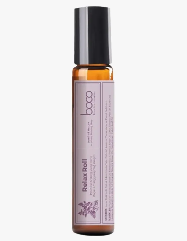 Marka Adı: Boco
Ürün Adı: Boco Sakinleştirici Aromaterapi Roll
Ürün Cinsiyeti: Belirtilmemiş
Ürün Tipi: Aromaterapi Roll-on
Ürün Sezonsallığı: Yaz
Ürün Çeşidi: Sakinleştirici ve Uyku Destekleyici Uçucu Yağ Karışımı
Ürün Özellikleri: Bu aromaterapi roll-on, Kayısı Çekirdeği ve Jojoba gibi taşıyıcı yağlar ile Portakal, Limon, Lavanta, Ylang-ylang ve Paçuli uçucu yağlarının özenle hazırlanmış bir karışımını içerir. Doğanın sakinleştirici özleriyle formüle edilmiş olup, zihinsel stresi yönetmeye, antistres etki sunarak rahatlamaya ve kaliteli uykuya geçişi desteklemeye yardımcı olur. Pratik roll-on formu sayesinde şakaklara, bilek içlerine ve ense kökündeki vagus hatlarına kolayca uygulanabilir, topikal masaj ile hızlı etki sağlar.
Öne Çıkan Detaylar:
- Zihinsel stresi yönetmeye ve rahatlamaya yardımcı olan aromaterapik karışım.
- Paçuli, Ylang-ylang, Lavanta ve Portakal gibi uçucu yağlar ile zenginleştirilmiş özel formül.
- Pratik roll-on başlığı sayesinde şakaklara, bileklere ve ense köküne kolayca topikal uygulama imkanı.
Kimler Kullanıyor?: Günlük hayatın getirdiği zihinsel yorgunluk ve stresi doğal yollarla yönetmek, rahatlamak ve uyku kalitesini artırmak isteyenler için tasarlanmıştır. Aromaterapi ve bütünsel iyileşme pratiklerine ilgi duyan, hareketli yaşam tarzına sahip ancak huzurlu anlar yaratmaya özen gösteren herkes bu pratik roll-on'u tercih edebilir.