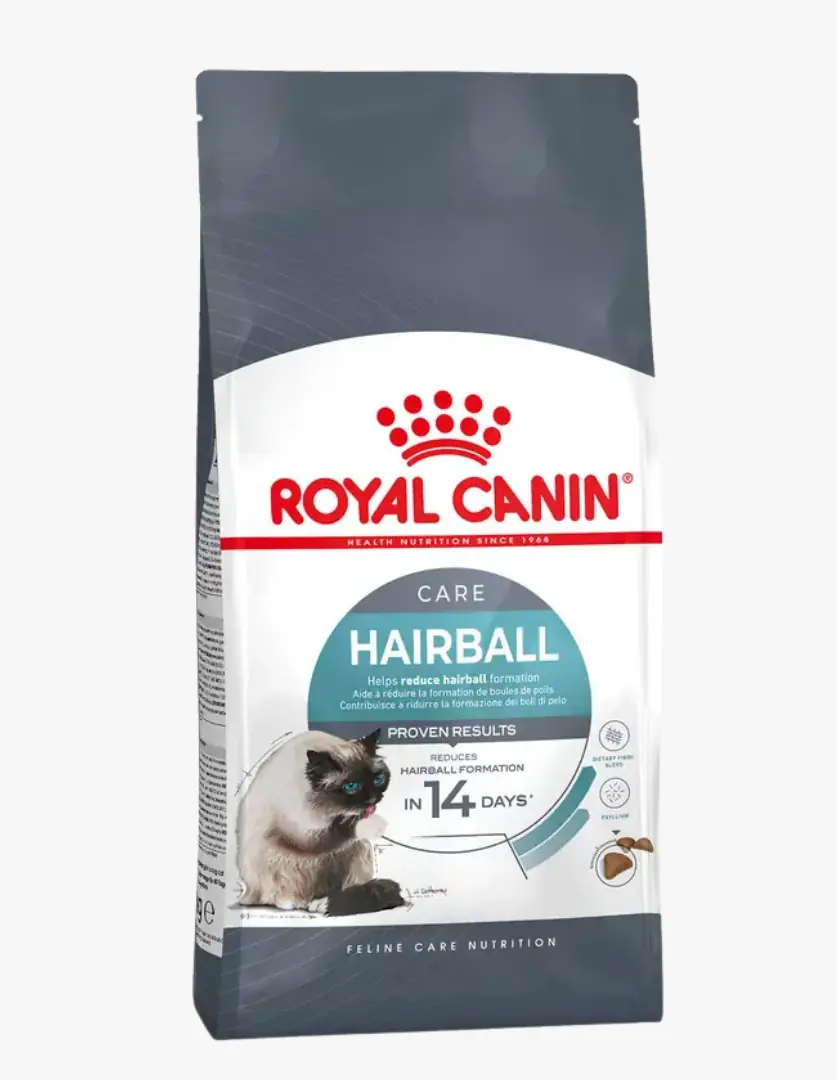 Royal Canin Hairball Care kedi mamasının beyaz ve koyu gri ambalajı, tüylerini yalayan açık renkli, mavi gözlü bir kedi görseliyle birlikte, tüy yumağı oluşumunu 14 günde azalttığını vurgulayan yazılar içeriyor.