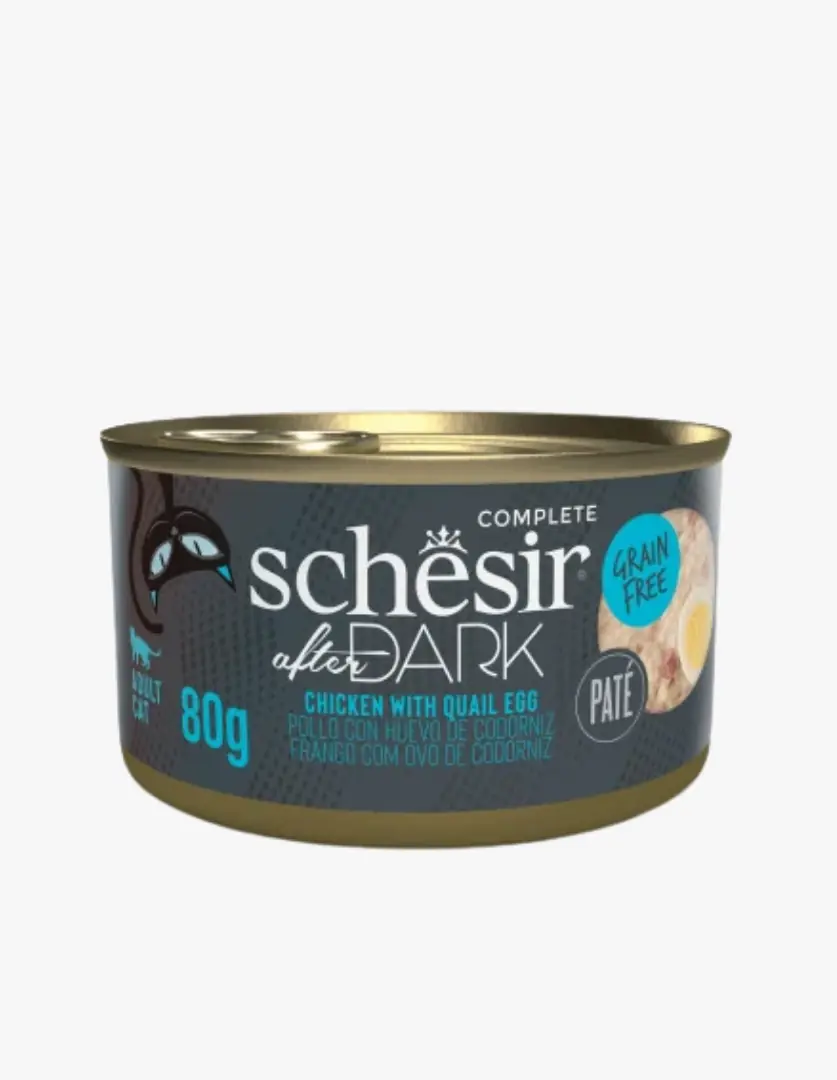 Beyaz zemin üzerinde, üzerinde Schesir After Dark logosu, tavuk ve bıldırcın yumurtası içerdiği belirtilen, tanesiz ve pate kıvamında bir yaş kedi maması olan 80 gramlık koyu renkli konserve kutusu, kedinin stilize edilmiş baş silüeti ve ürün içeriğini gösteren görsel detaylarla öne çıkıyor.