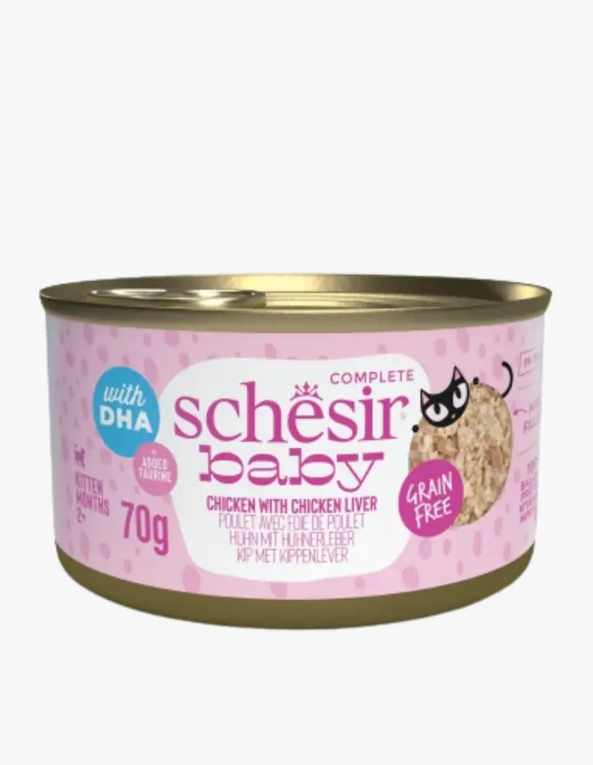 Görselde, pembe benekli etiketi ve altın rengi kapağı olan, kediler için tasarlanmış Schesir Baby markalı, DHA ve taurin içeren, tahılsız tavuk ve tavuk ciğerli yaş kedi maması kutusu net bir şekilde görülüyor.