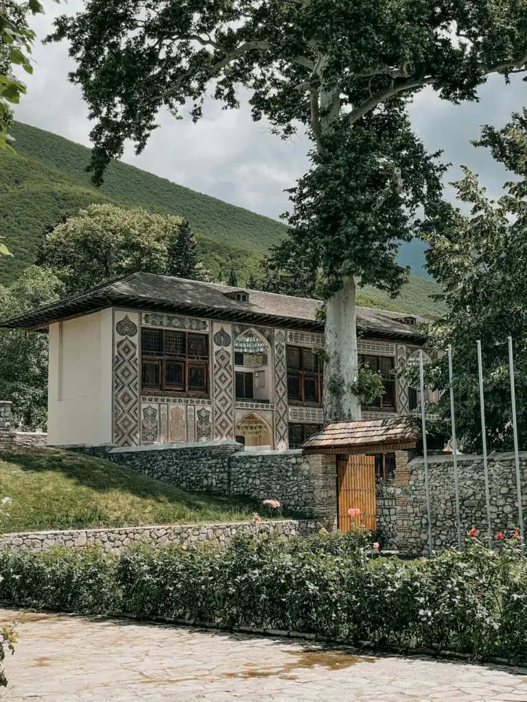 Azerbaycan’ın Şeki şehrinde, yeşil tepelerle çevrili tarihi Şeki Han Sarayı ve bahçesi