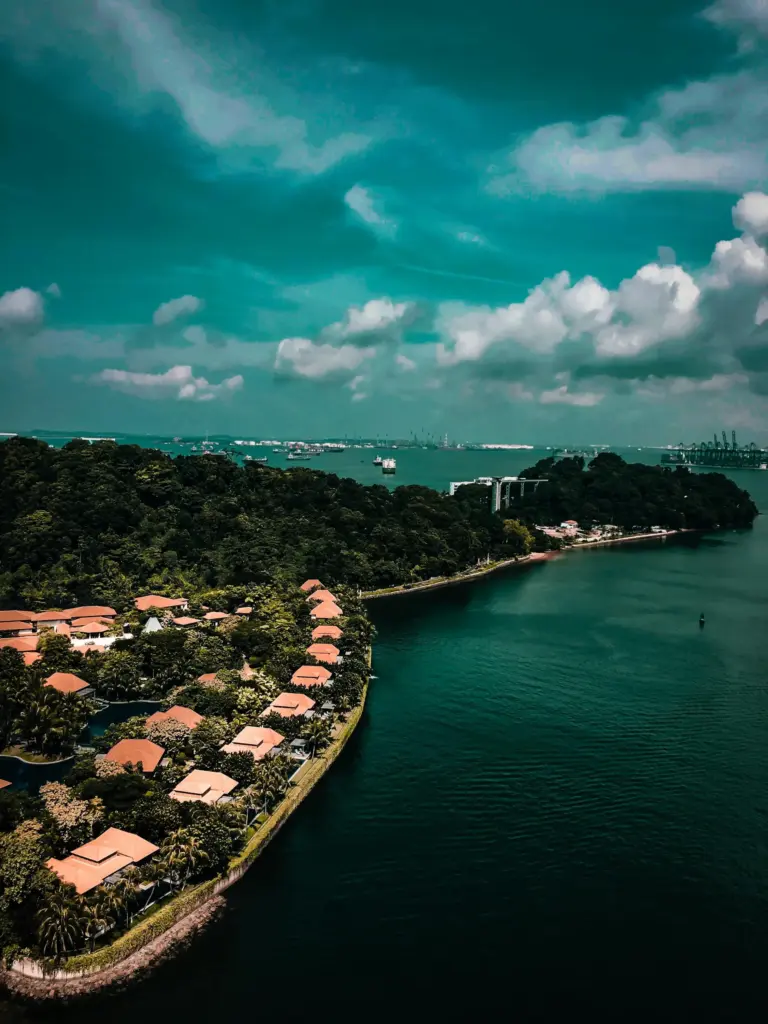Singapur’un Sentosa Adası’nda sahil boyunca sıralanan villalar ve yemyeşil doğa, deniz manzarasıyla birlikte.