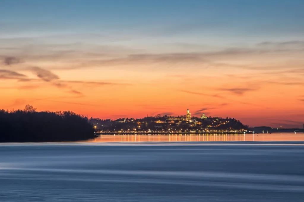 Sırbistan Belgrad’da gün batımında şehir manzarası ve Tuna Nehri – vizesiz Balkan tatil rotası