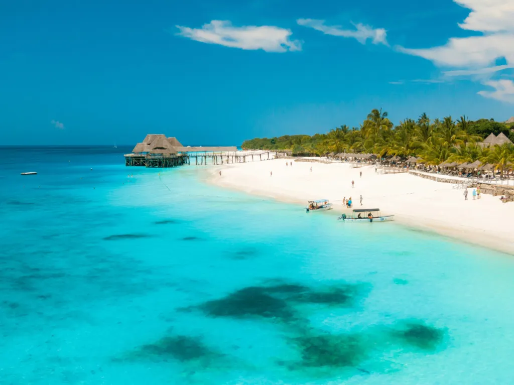 Zanzibar’ın beyaz kumlu sahilleri ve turkuaz denizi – Tanzanya’nın en popüler tatil rotalarından Nungwi Plajı’nda gün batımı öncesi keyifli bir manzara.