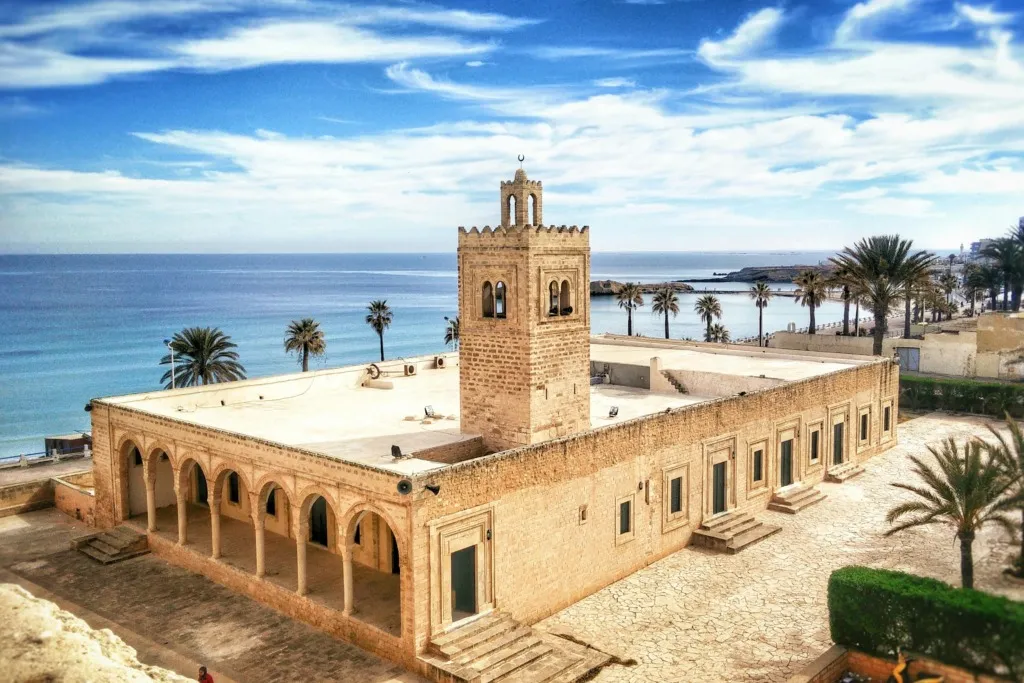 Tunus’un Sousse kentinde, Akdeniz manzarası eşliğinde tarihi Ribat kalesi ve camii – kültürel miras ve deniz tatilinin buluştuğu rota.