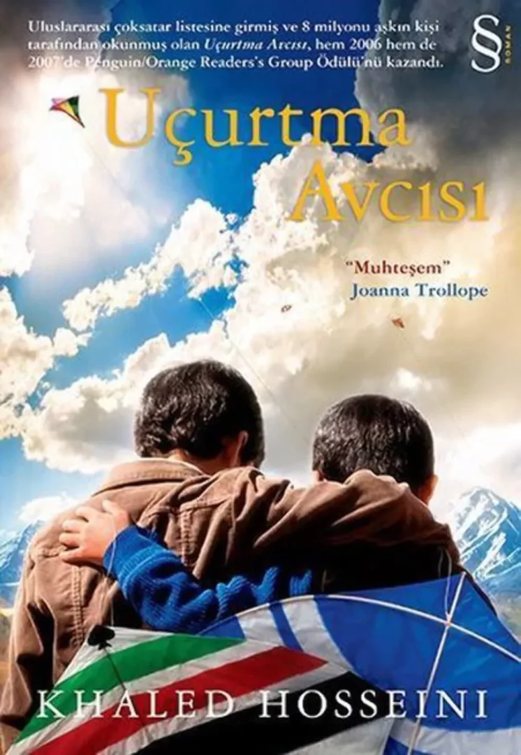 Khaled Hosseini'nin çok okunan Uçurtma Avcısı romanının kapak görselinde, dağların ve bulutların altında gökyüzüne doğru bakan iki çocuk, yukarıda süzülen renkli uçurtmalarla birlikte derin baba-çocuk ilişkilerine ve hayatın duygu dolu anlarına işaret eden bir sahne oluşturuyor.