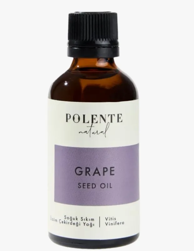 Marka Adı: Polente Natural
Ürün Adı: Polente Natural Unisex Üzüm Çekirdeği Yağı
Ürün Cinsiyeti: Unisex
Ürün Tipi: Sabit Yağ
Ürün Sezonsallığı: Dört Mevsim
Ürün Çeşidi: Soğuk Sıkım Bitkisel Yağ
Ürün Özellikleri: Polente Natural Üzüm Çekirdeği Yağı, Vitis Vinifera bitkisinin çekirdeklerinden soğuk sıkım yöntemiyle elde edilmiş, amber renkli, %100 doğal bir sabit yağdır. Ultra hafif dokusu sayesinde cilt tarafından hızla emilir ve yağlı bir his bırakmaz. Yüksek antioksidan içeriğiyle cildi serbest radikallere karşı korumaya yardımcı olurken, sebum üretimini dengeleyici özelliğiyle özellikle yaz aylarında parlama problemi yaşayan karma ve yağlı ciltler için idealdir. Düşük komedojenik skoru (1) sayesinde gözenekleri tıkama riski düşüktür.
Öne Çıkan Detaylar:
- Soğuk sıkım yöntemiyle üretilmiştir.
- Ultra hafif dokusuyla ciltte yağlı his bırakmaz ve hızlı emilir.
- Yüksek antioksidan içeriğiyle cildi serbest radikallere karşı korur ve sebumu dengeler.
Kimler Kullanıyor?: Doğal ve minimalist cilt bakımını benimseyen, özellikle karma ve yağlı cilt tiplerine sahip olan, cildinde parlama veya aşırı yağlanma problemi yaşayan kişiler için idealdir. Aromaterapi rutinlerinde cilt ve saç bakımında doğal içerikli taşıyıcı yağlar arayan, cildi yormayan ve antioksidan bakım sağlayan ürünleri tercih eden herkesin güvenle kullanabileceği bir üründür.