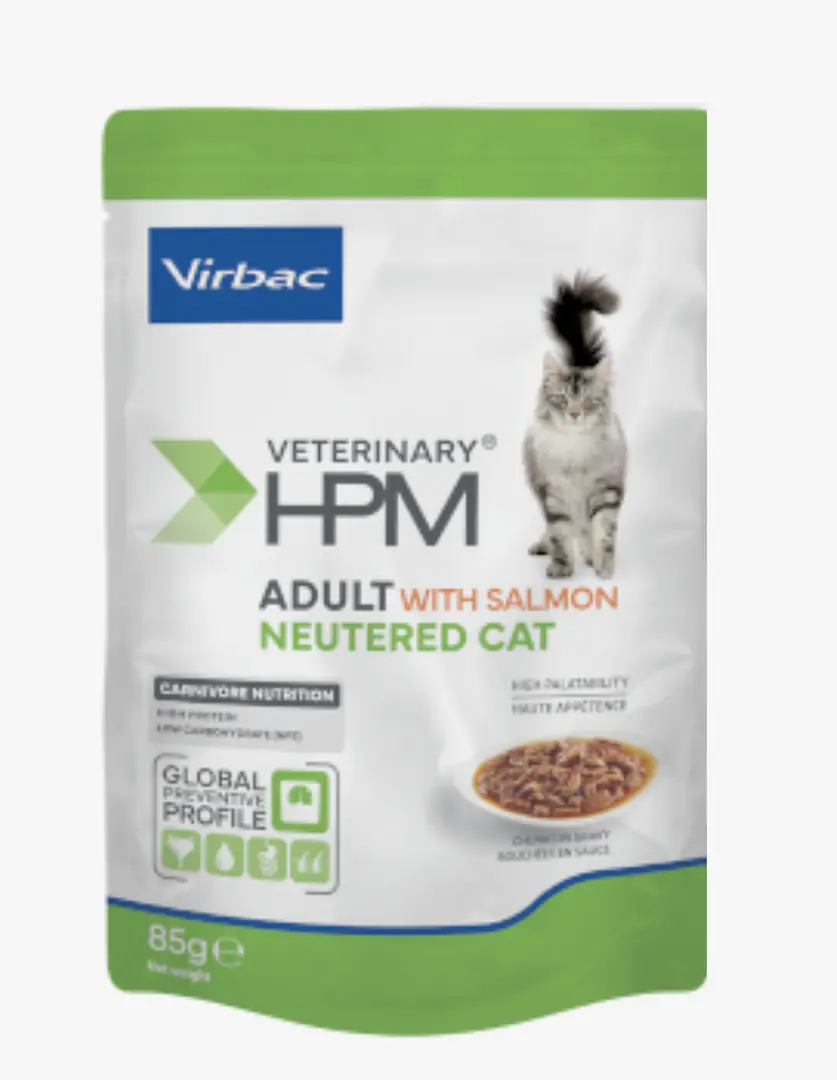 Beyaz ve yeşil renkli Virbac Veterinary HPM markalı, somonlu yaş kedi maması içeren paket, üzerinde tüylü bir kedi görseli ve bir tabakta servis edilmiş ıslak mama ile kısırlaştırılmış yetişkin kedilere özel besin değerlerini belirtiyor.