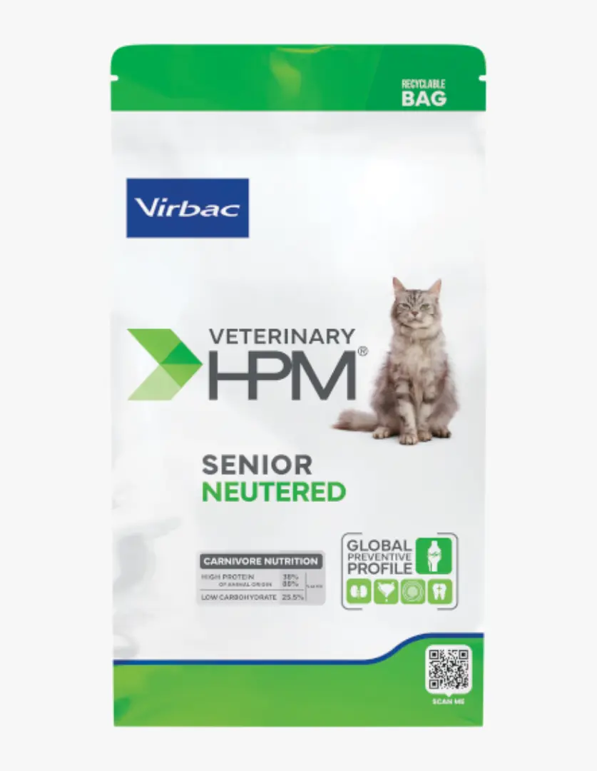 Virbac Veterinary HPM Senior Neutered kedi maması ambalajı, sağ tarafında oturan tüy yumağı gri-kahverengi bir kedi görseliyle birlikte, üstte geri dönüştürülebilir poşet bilgisi ve altında yüksek proteinli kedi maması olduğunu belirten beslenme detayları içeriyor.