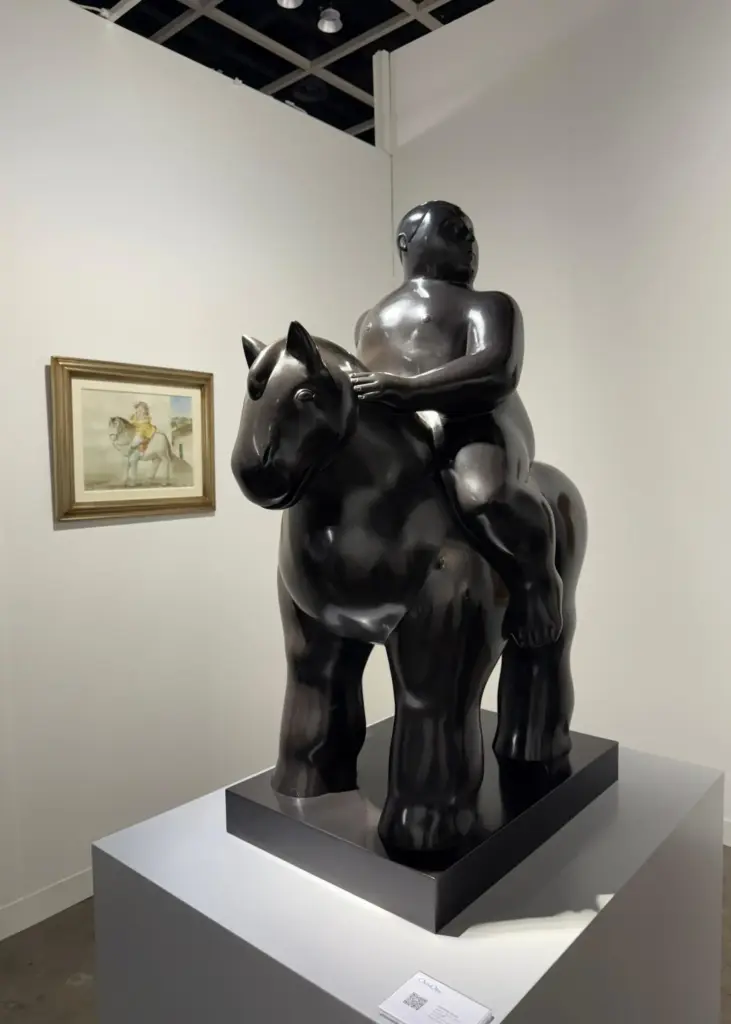 Fernando Botero’nun figüratif atlı heykeli, Art Basel Hong Kong 2025 standında bronz hacmiyle dikkat çekiyor.