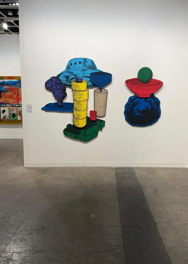 Renkli geometrik formlardan oluşan duvar yerleştirmesi, Art Basel Hong Kong 2025’te pop estetikle yapısal dengeyi buluşturan çarpıcı bir örnek sundu.