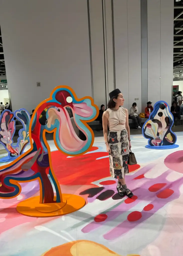 Soyut ve organik formlarla zemin üzerine taşan canlı renkli yerleştirme, Art Basel Hong Kong 2025’te izleyiciyi eserin içine dahil eden etkileyici bir alan yarattı.