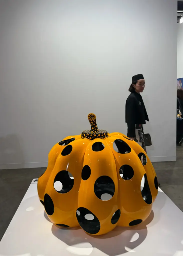Yayoi Kusama’nın imzası haline gelen sarı-siyah puantiyeli balkabağı heykeli, Art Basel Hong Kong 2025’te dikkat çeken eserler arasında yer aldı.