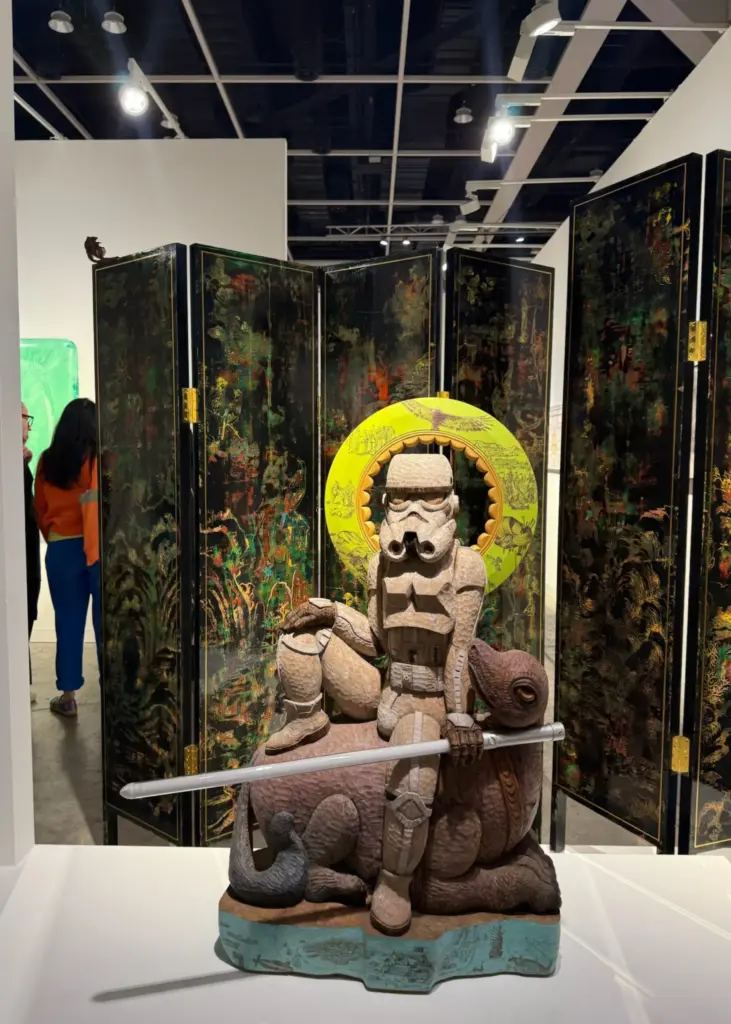 Star Wars evrenine ait stormtrooper figürü, Art Basel’de geleneksel Doğu Asya estetiğiyle birleşerek kültürel melezliğe güçlü bir gönderme yapıyor.
