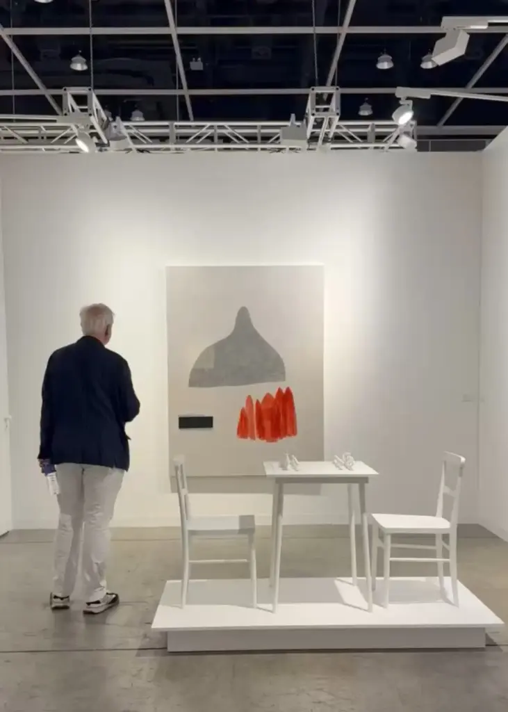 Sade yerleştirmesi ve soyut tablosuyla dikkat çeken bu eser, Art Basel’de boşluk, karşılaşma ve sessizlik temalarını minimal bir dille sorguluyor.