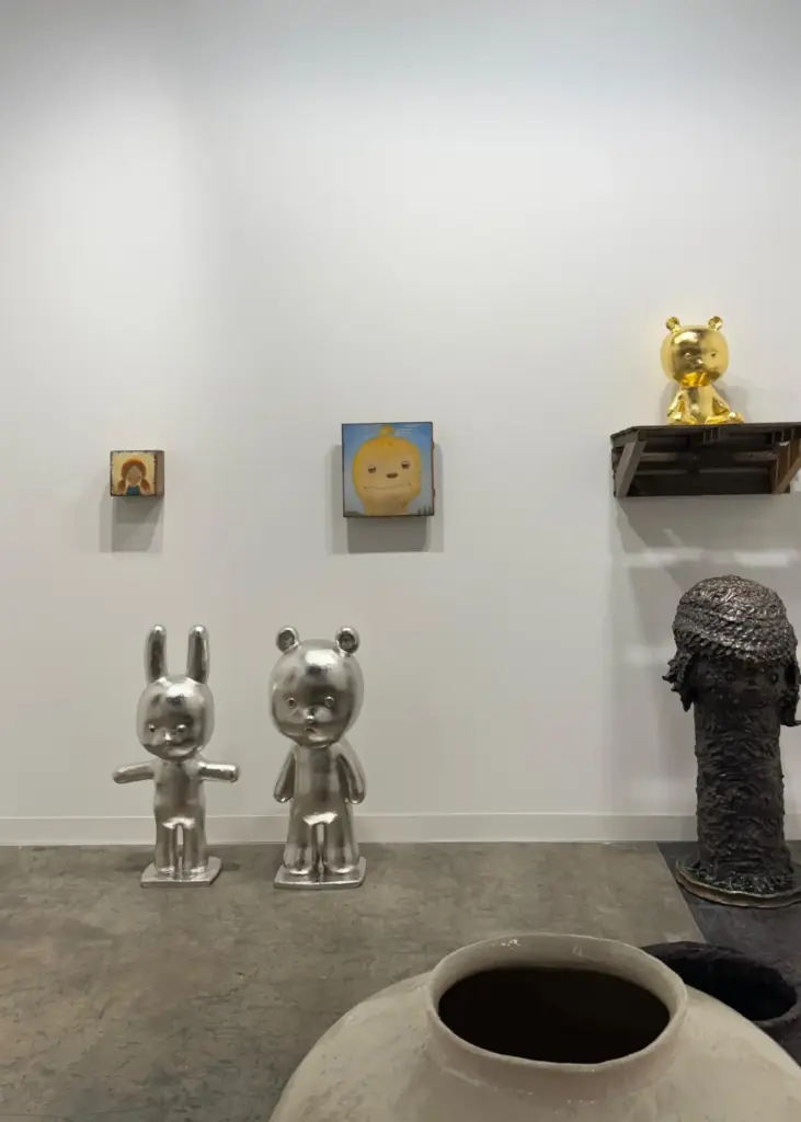 Murakami ve benzeri sanatçılardan ilham alan figüratif oyuncak estetiğindeki heykeller, fuarda pop-art etkisini öne çıkarıyor.