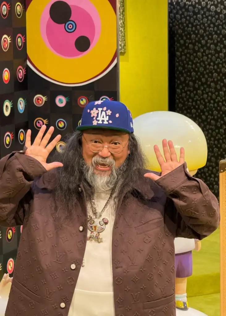 Takashi Murakami, Art Basel Hong Kong 2025’te kendine özgü enerjisi ve ikonik stiliyle sanatseverlerle buluştu.