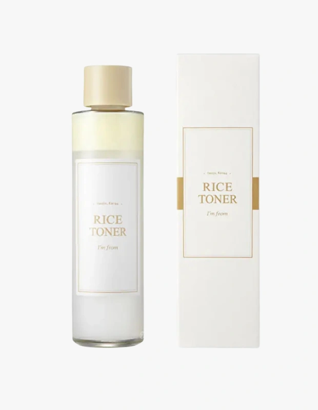 Ürün Cinsiyeti: Unisex
Ürün Tipi: Cilt Bakımı
Ürün Sezonsallığı: Dört Mevsim
Ürün Çeşidi: Nemlendirici & Aydınlatıcı Tonik
Ürün Özellikleri:
Rice Toner, pirinç özü içeriğiyle cildi nemlendirmeyi ve daha eşit tonlu bir görünüm kazandırmayı hedefler. Sütümsü dokusu sayesinde cildi kurutmadan besler ve temizlik sonrası bakım adımlarına hazırlar. Günlük kullanıma uygun dengeli bir toniktir.
Öne Çıkan Detaylar:
Pirinç özü bazlı bakım
Nem ve aydınlık desteği
Sütümsü, yumuşak doku
Günlük kullanıma uygun
Kimler Kullanıyor?
Cilt tonunda canlılık ve nem arayan, ağır toniklerden kaçınan kullanıcılar için idealdir.
I’m From Rice Toner ile cildinizi nemlendirin, daha aydınlık bir görünüm elde edin.