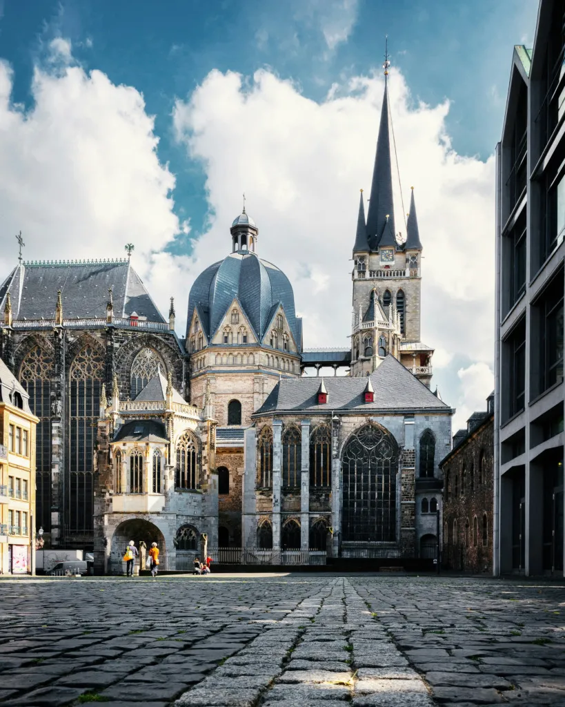 Almanya’nın Aachen kentinde UNESCO Dünya Mirası listesinde yer alan, Şarlman tarafından yaptırılan tarihi Aachen Katedrali’nin dış cephesi