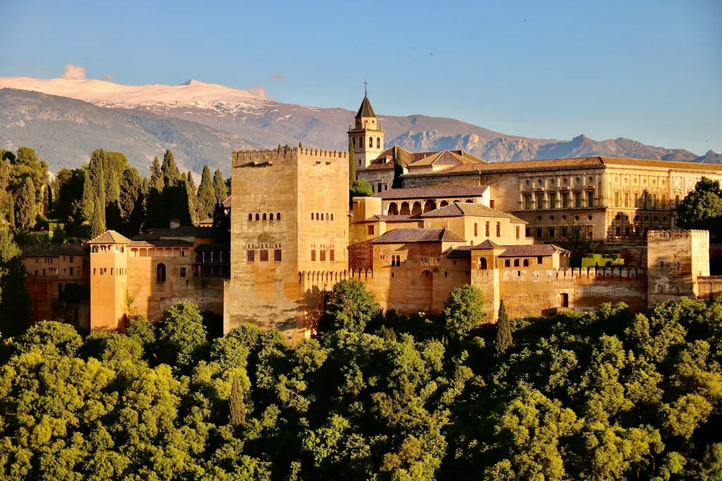 İspanya’nın Granada kentinde Sierra Nevada manzarası eşliğinde yükselen, Endülüs İslam mimarisinin eşsiz örneği Alhambra Sarayı