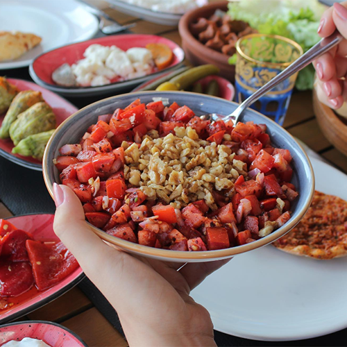 Bağdat Caddesi meze tabağı – cevizli domates salatası sunumu
