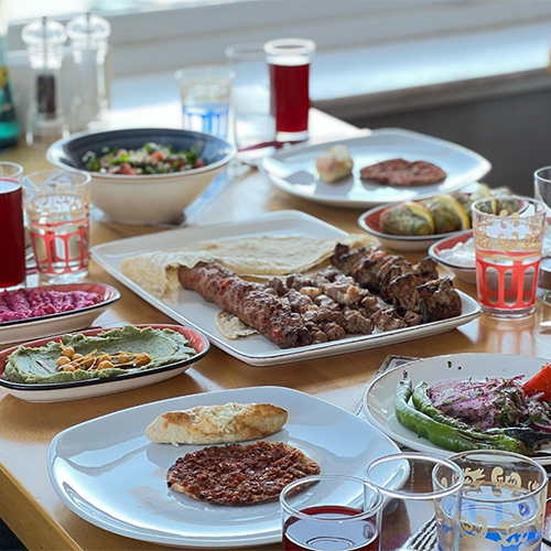 Ali Ocakbaşı Suadiye – kebap, meze ve salatalardan oluşan ocakbaşı sofrası