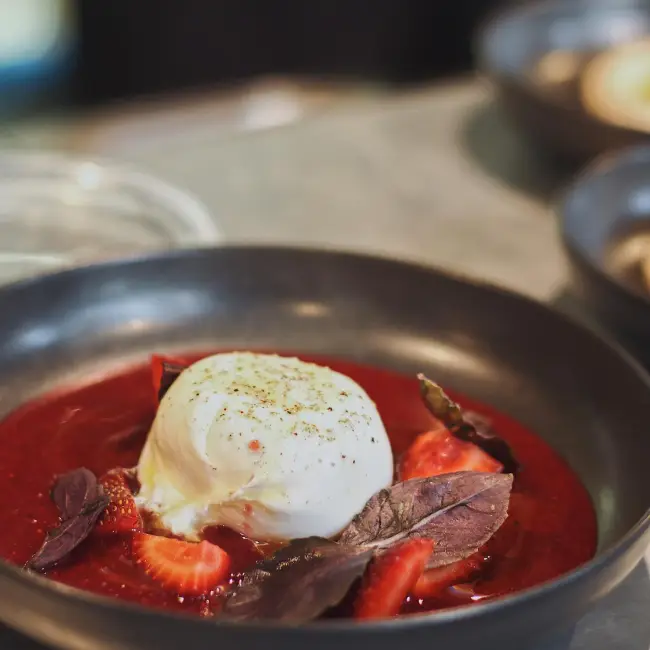 Basta! Neo-Bistro Caddebostan – çilek soslu burrata sunumu