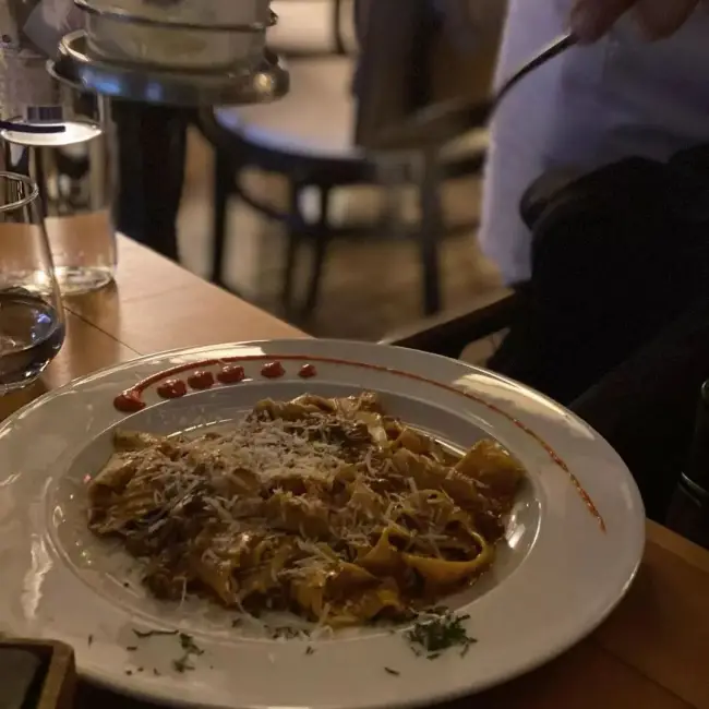 Bistro 33 Caddebostan – parmesan peyniriyle servis edilen makarna tabağı