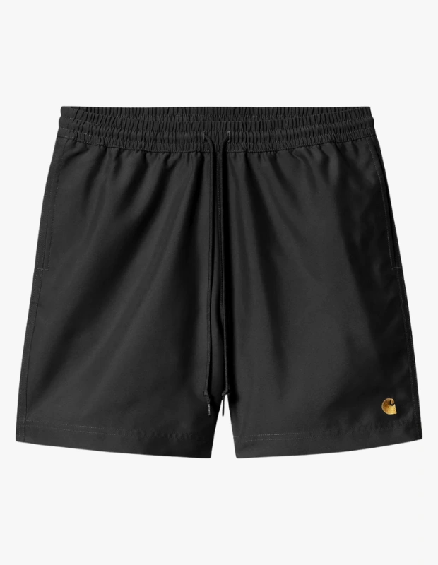 Ürün Cinsiyeti
Erkek

Ürün Tipi
Şort Mayo

Ürün Sezonsallığı
Yaz

Ürün Çeşidi
Erkek Deniz Şortu

Ürün Özellikleri
Carhartt WIP Chase Swim Trunks, hafif yapısı ve su itici özelliğiyle yaz aylarında maksimum konfor sunan fonksiyonel bir deniz şortudur. Hızlı kuruyan %100 polyester kumaşı sayesinde deniz ve havuz sonrası rahat bir kullanım sağlar. İç kısmındaki file astar destek ve konfor sunarken, ayarlanabilir bel bandı kişisel uyum imkânı tanır. Yan dikiş cepleri günlük kullanımda pratiklik sağlarken, arka cepte yer alan anahtarlık tutucu detayı işlevselliği artırır. Sol bacakta yer alan nakışlı Carhartt WIP “C” logosu, tasarıma sade ve karakteristik bir imza ekler. Regular fit kalıbı rahat bir silüet sunar; marka tarafından bir beden büyük tercih edilmesi önerilir.

Öne Çıkan Detaylar
• Su itici ve hızlı kuruyan hafif kumaş
• %100 polyester yapı
• İç file astar
• Ayarlanabilir bel bandı
• Yan cepler ve anahtarlık tutuculu arka cep
• Nakışlı Carhartt WIP “C” logosu
• Regular fit kesim
• Üretim yeri: Myanmar

Kimler Kullanıyor?
Deniz, havuz ve plaj günlerinde rahatlığı stilinden ödün vermeden yaşamak isteyenler tarafından tercih edilir. Fonksiyonel detaylara önem veren, sportif ve şehirli bir yaz stili benimseyen kullanıcılar için hem tatilde hem günlük yaz kombinlerinde pratik bir seçenektir.

Carhartt WIP Chase Swim Trunks, hızlı kuruyan yapısı ve fonksiyonel detaylarıyla yaz boyunca konforlu ve zahmetsiz bir kullanım sunan modern bir deniz şortudur.