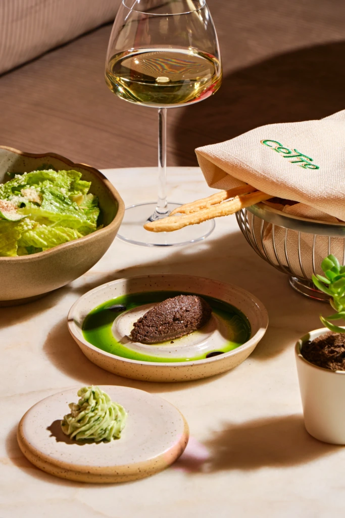Cotto Gastro’da beyaz şarap eşliğinde salata ve gurme soslar