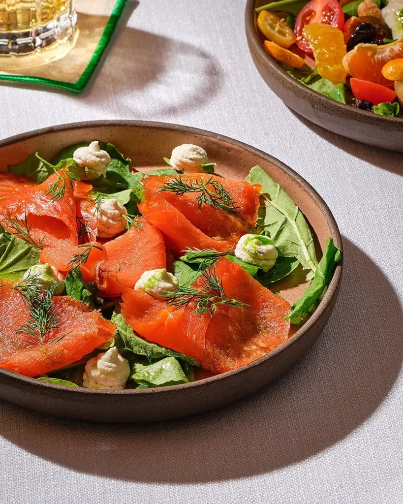 Cotto Gastro Suadiye’de somon carpaccio ve krem peynir sunumu