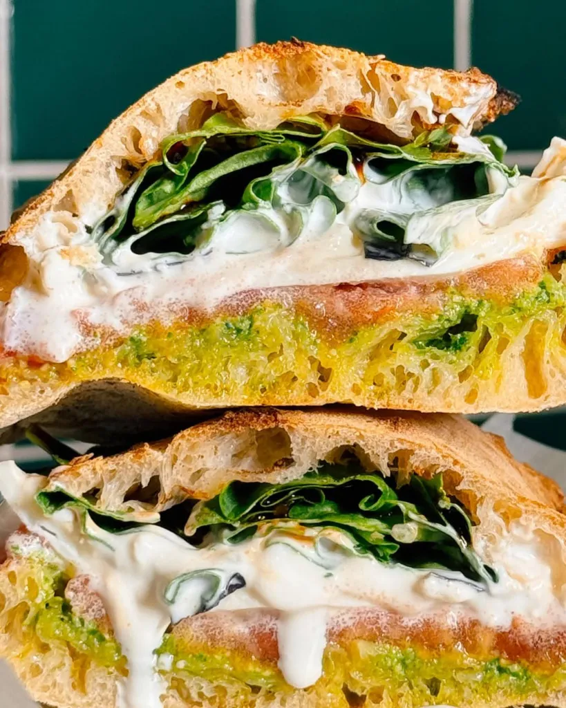 Deli Deli Suadiye’de pesto sos, taze peynir ve yeşilliklerle hazırlanan özel sandviç